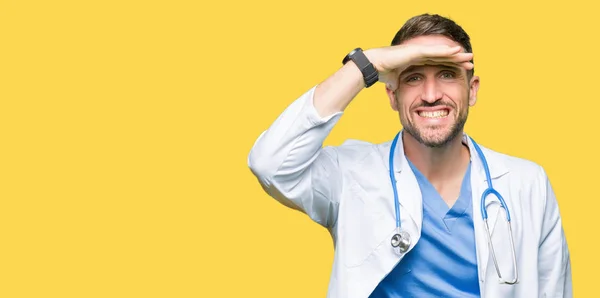 Stilig Läkare Man Bär Medicinsk Uniform Över Isolerad Bakgrund Mycket — Stockfoto