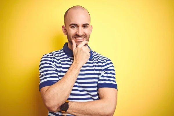 Jovem Careca Com Barba Vestindo Casual Listrado Azul Shirt Sobre — Fotografia de Stock