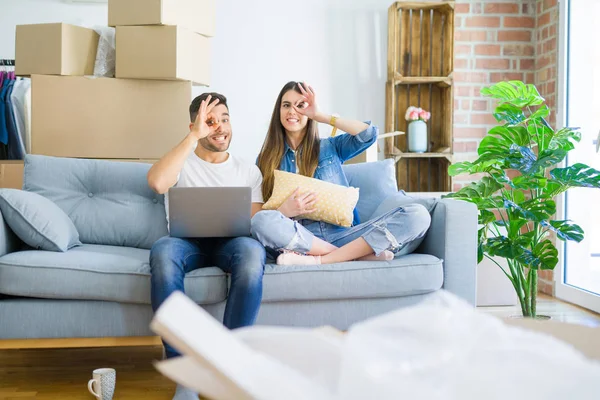 Jovem Casal Bonito Relaxante Sentado Sofá Nova Casa Usando Computador — Fotografia de Stock