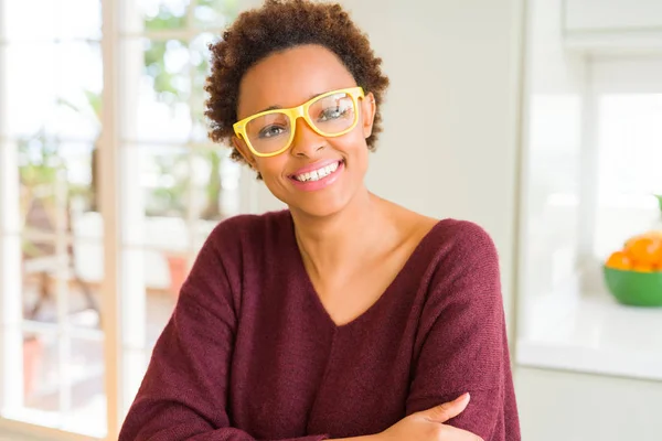 Jovem mulher africana bonita com cabelo afro vestindo amarelo — Fotografia de Stock