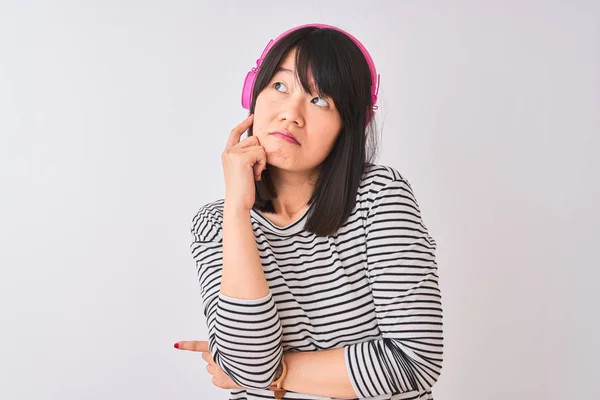 Chinese Woman Listening Music Using Pink Headphones Isolated White Background — Stock Photo, Image