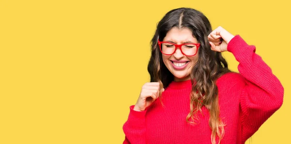 Νεαρή Όμορφη Γυναίκα Φοράει Κόκκινα Γυαλιά Πολύ Χαρούμενος Και Συγκινημένος — Φωτογραφία Αρχείου