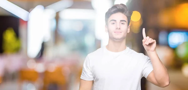 Joven Hombre Guapo Con Camiseta Blanca Sobre Fondo Aislado Mostrando — Foto de Stock