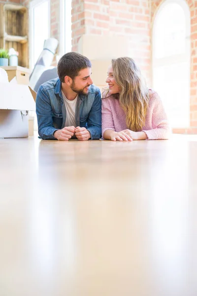 Junges Schönes Verliebtes Paar Entspannt Auf Dem Boden Liegend Zusammen — Stockfoto