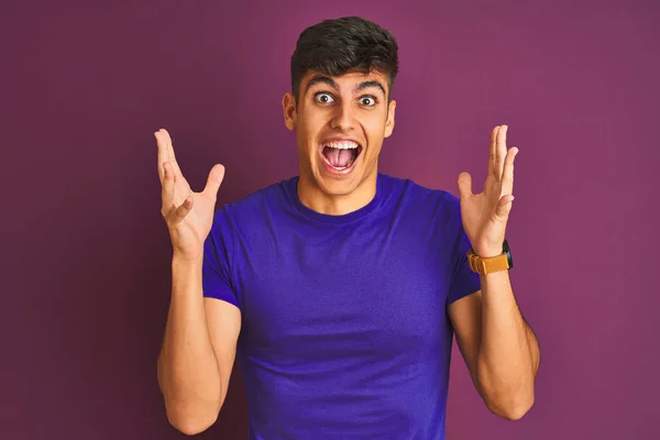 Homem Indiano Jovem Vestindo Camiseta Sobre Fundo Roxo Isolado Celebrando — Fotografia de Stock