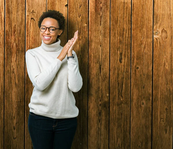 Jonge Mooie Afrikaanse Amerikaanse Vrouw Dragen Bril Geïsoleerde Achtergrond Clapping — Stockfoto