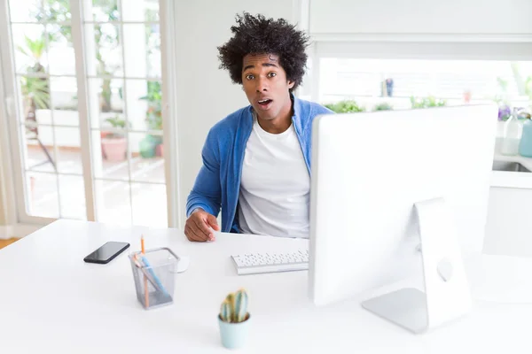 African American Man Werken Met Computer Bang Geschokt Met Verrassing — Stockfoto