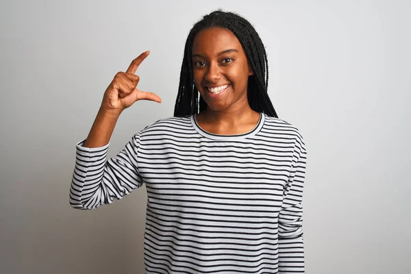 Jovem Afro Americana Vestindo Camiseta Listrada Sobre Fundo Branco Isolado — Fotografia de Stock