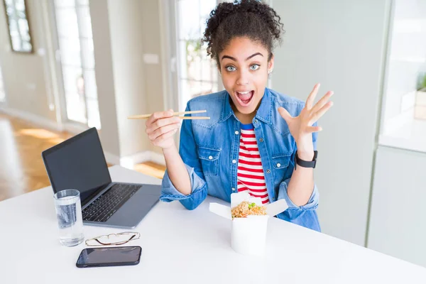 Young African American Business Woman Working Eating Asian Noodles Very — Stock Photo, Image