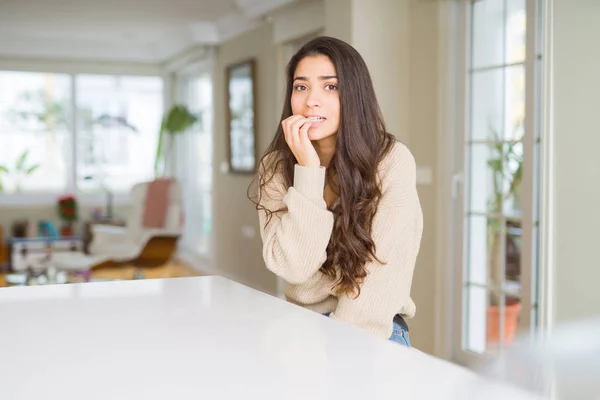 Junge Schöne Frau Hause Die Gestresst Und Nervös Aussieht Mit — Stockfoto