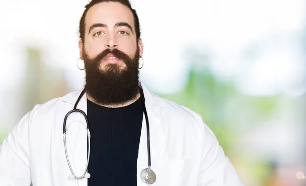 Dokter Dengan Rambut Panjang Mengenakan Mantel Medis Dan Stetoskop Tangan — Stok Foto
