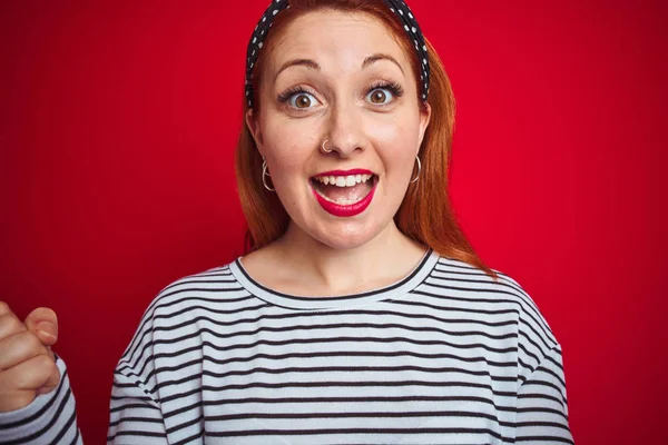 Mulher Ruiva Bonita Vestindo Listrado Shirt Marinha Sobre Fundo Vermelho — Fotografia de Stock