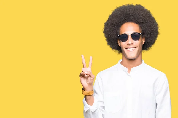 Jovem Americano Africano Com Cabelo Afro Usando Óculos Sol Sorrindo — Fotografia de Stock