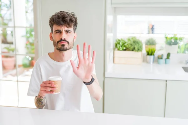 Joven Bebiendo Café Una Taza Papel Mañana Con Mano Abierta — Foto de Stock