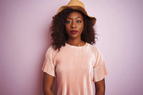 Jovem Afro Americana Vestindo Camiseta Chapéu Sobre Fundo Rosa Isolado — Fotografia de Stock