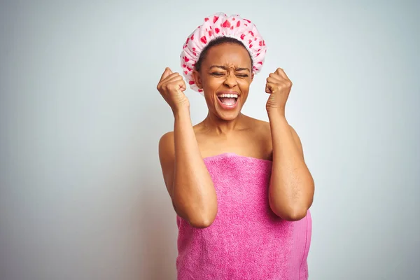 Афро Американської Жінки Носять Рожевий Душ Рушник Після Ванни Над — стокове фото