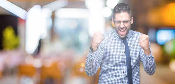 Junger Geschäftsmann Mit Brille Vor Isoliertem Hintergrund Sehr Glücklich Und — Stockfoto