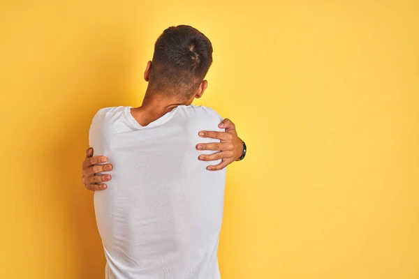 Junger Indischer Mann Weißem Shirt Der Vor Isoliertem Gelben Hintergrund — Stockfoto