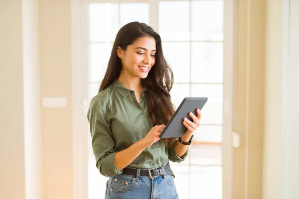 Bella Giovane Donna Che Lavora Con Tablet Touchpad — Foto Stock