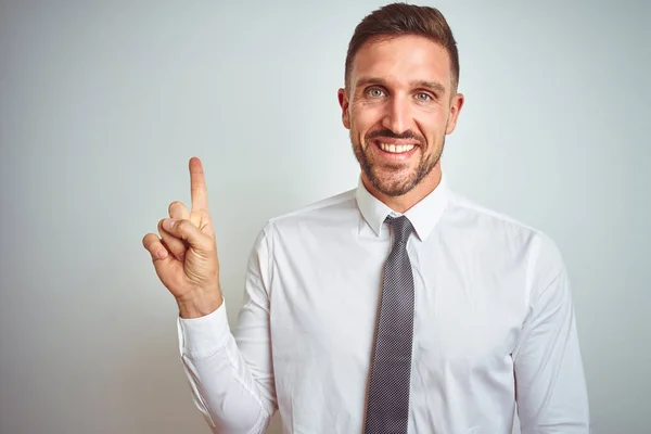 Joven Hombre Negocios Guapo Con Elegante Camisa Blanca Sobre Fondo —  Fotos de Stock