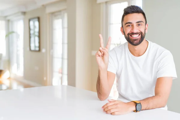 Hombre Hispano Guapo Casual Camiseta Blanca Casa Mostrando Apuntando Hacia — Foto de Stock