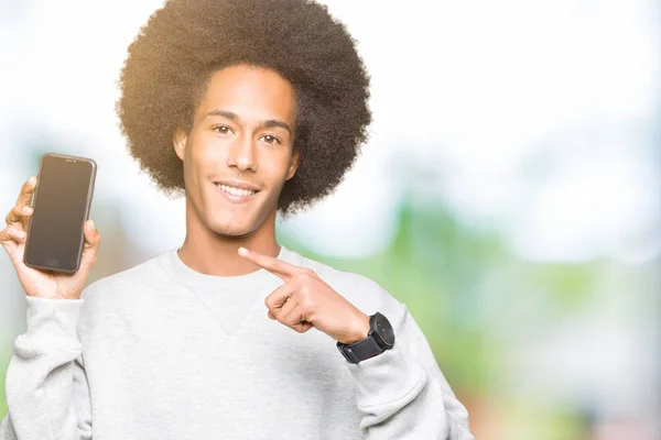 Mladý Americký Muž Afro Vlasy Zobrazení Smartphone Obrazovky Velmi Šťastný — Stock fotografie