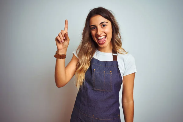 Mujer Hermosa Joven Con Delantal Sobre Fondo Gris Aislado Apuntando — Foto de Stock