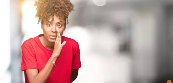 Linda Jovem Afro Americana Sobre Fundo Isolado Mão Boca Dizendo — Fotografia de Stock