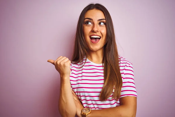 Jovem Mulher Bonita Vestindo Camiseta Listrada Sobre Fundo Rosa Isolado — Fotografia de Stock