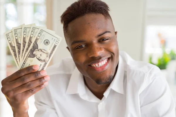 Αφρικανός Αμερικανός Άνθρωπος Κρατώντας Είκοσι Δολάρια Χαρτονομίσματα Ένα Χαρούμενο Πρόσωπο — Φωτογραφία Αρχείου