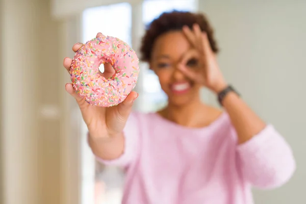 Joven Afroamericana Americana Comiendo Rosado Azúcar Donut Con Feliz Cara —  Fotos de Stock