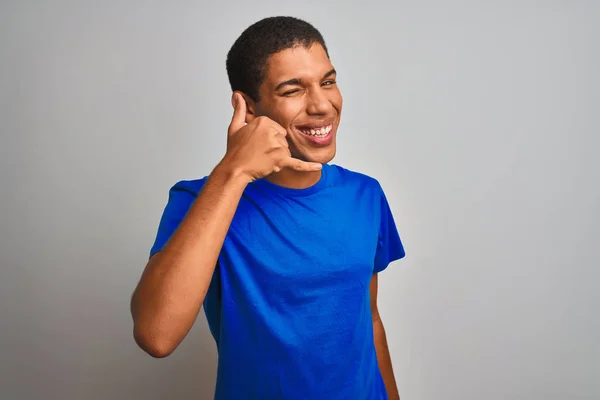 고립된 서있는 파란색 티셔츠를 잘생긴 남자는 전화통화처럼 손가락으로 제스처를 있습니다 — 스톡 사진