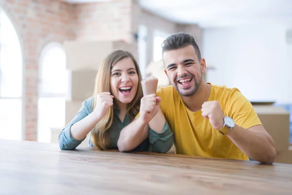 Jovem Casal Sentado Mesa Mover Para Casa Nova Com Caixas — Fotografia de Stock