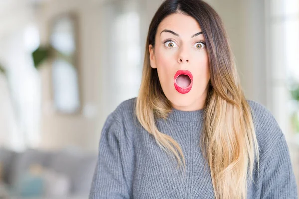 Jovem Mulher Bonita Vestindo Camisola Inverno Casa Com Medo Chocado — Fotografia de Stock