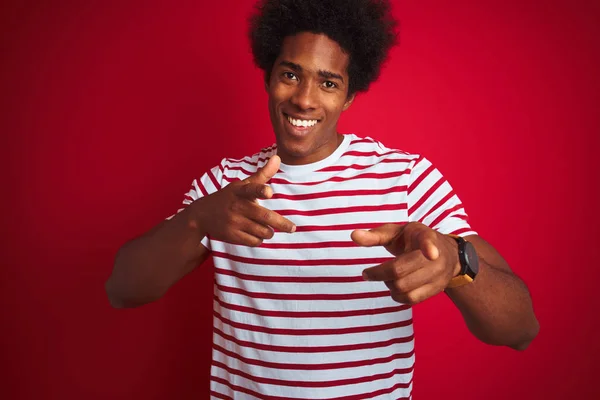 Ung Afrikansk Amerikansk Man Med Afro Hår Klädd Randig Shirt — Stockfoto
