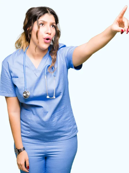 Jovem Mulher Médica Adulta Vestindo Uniforme Médico Apontando Com Dedo — Fotografia de Stock