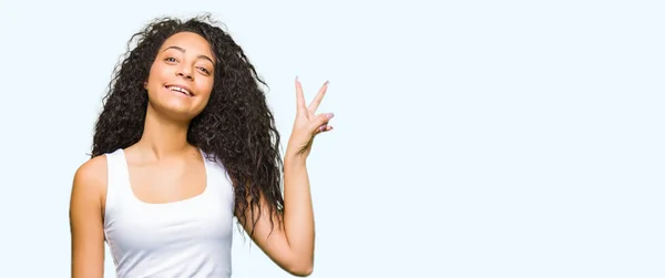 Joven Chica Hermosa Con Pelo Rizado Sonriendo Con Cara Feliz — Foto de Stock