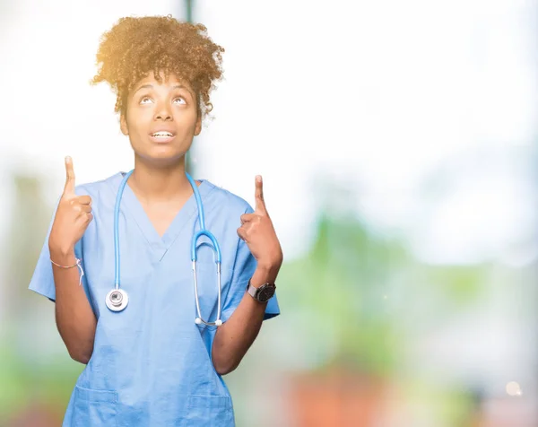Jeune Afro Américaine Médecin Femme Sur Fond Isolé Étonné Surpris — Photo