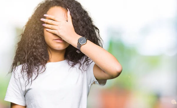 Mooi Meisje Met Krullend Haar Het Dragen Van Casual Wit — Stockfoto