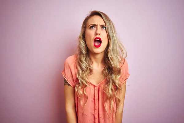 Young Beautiful Woman Wearing Shirt Standing Pink Isolated Background Angry — Stock Photo, Image