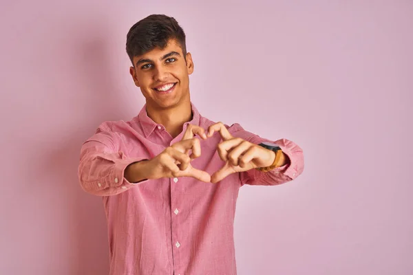 분홍색 서있는 우아한 셔츠를 남자가 손으로 모양을하고 사랑에 로맨틱 — 스톡 사진