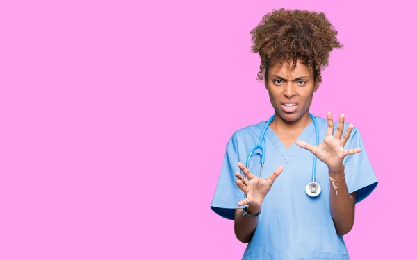 Joven Mujer Médica Afroamericana Sobre Fondo Aislado Asustada Aterrorizada Por — Foto de Stock