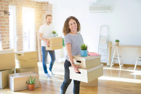 Casal Sênior Meia Idade Mudando Para Uma Nova Casa — Fotografia de Stock