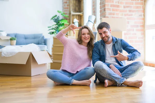 Junges Schönes Paar Das Ein Neues Haus Umzieht Auf Dem — Stockfoto