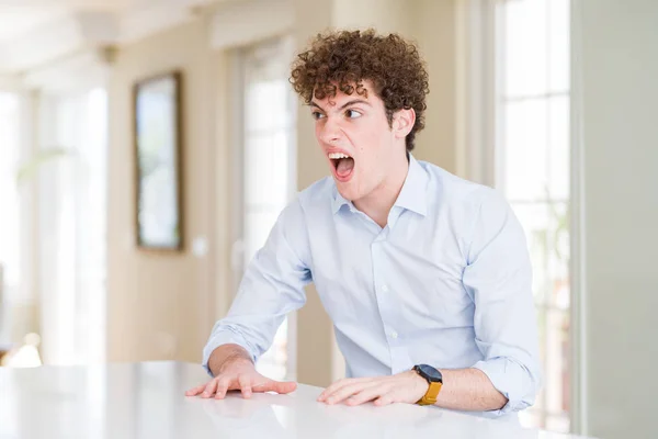 Jonge Zaken Man Met Krullend Lees Hoofd Boos Boos Schreeuwen — Stockfoto