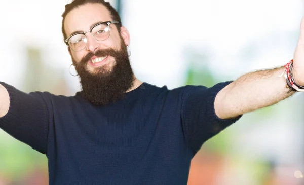 Homem Jovem Hipster Com Cabelos Longos Barba Vestindo Óculos Olhando — Fotografia de Stock