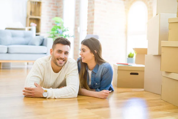 Unga Vackra Par Som Ligger Golvet Nya Huset Leende Kärlek — Stockfoto