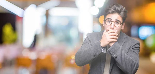 Ung Affärsman Bära Glasögon Över Isolerade Bakgrund Chockad Som Täcker — Stockfoto