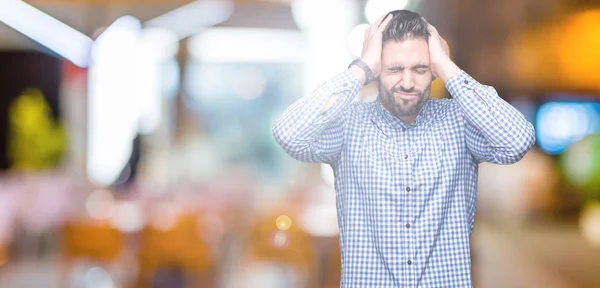 Joven Hombre Guapo Sobre Fondo Aislado Que Sufre Dolor Cabeza — Foto de Stock