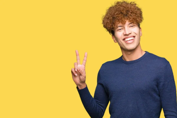 Mladý Pohledný Muž Vlasy Který Usmívá Šťastnou Tváří Mrškuje Kameru — Stock fotografie